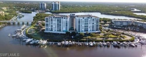 13105 Vanderbilt Dr, Naples FL  34110-6404 exterior