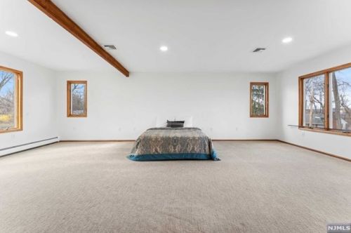 17 Hickory Dr, Oakland NJ  07436-2519 exterior