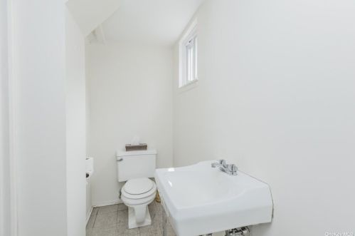 9 Foothill Ln, Elwood NY  11731-4106 exterior