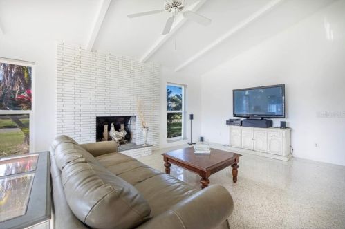 371 Colony Point Rd, Saint Petersburg, FL 33705-6226