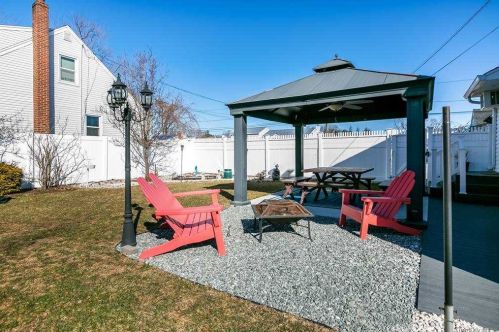 231 44 St, North Lindenhurst NY 11757-2307 exterior