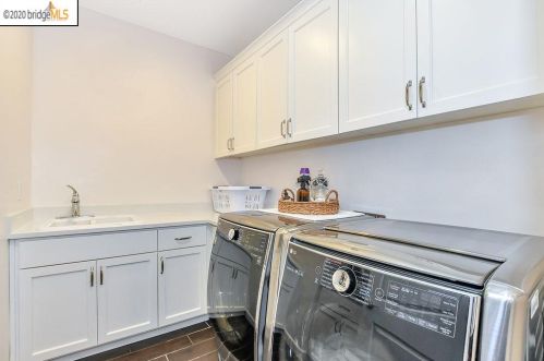 13445 Campus Dr, Oakland CA  94619-3711 exterior