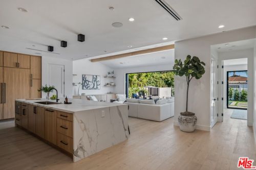 12600 Emelita St, North Hollywood CA  91607-1017 exterior