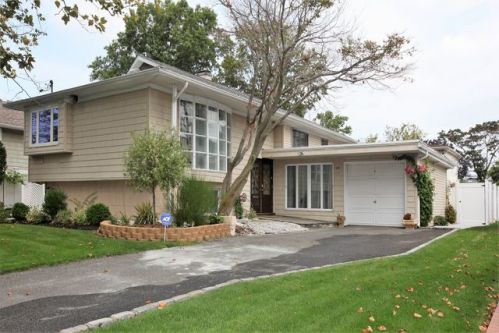 86 Harris Dr, Rockville Centre, NY 11572-5713