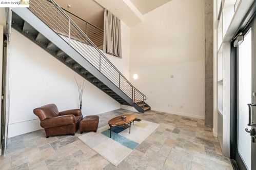 569 9th St, Oakland CA  94607-3833 exterior