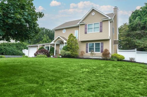 162 10th Ave, Holtsville NY  11742-2357 exterior