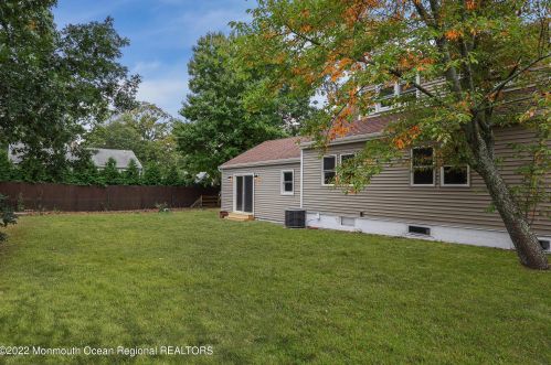 16 Hendry Ln, Bricktown, NJ 08723-5536