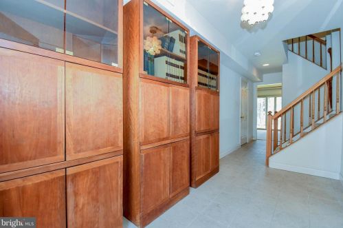 6705 Sunset Woods Ct, Springfield, VA 22015-4242