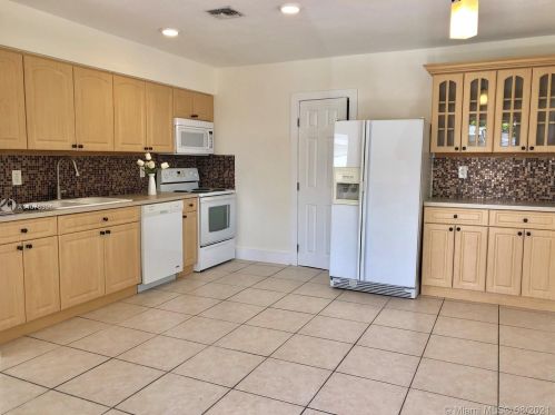 28 4th St, Dania Beach FL  33004-4132 exterior
