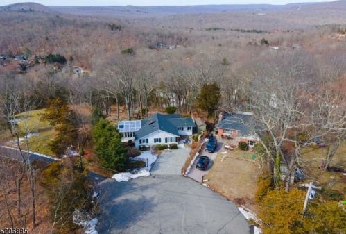 22 Crag Pl, Skyline Lakes NJ  07456-1814 exterior