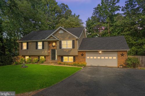 2 Cherry Laurel Dr, Fredericksburg, VA 22405-1416
