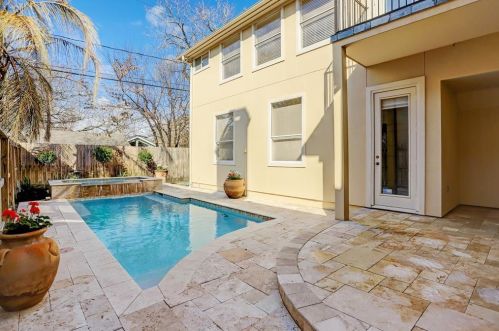 5200 Locust St, Bellaire, TX 77401-3323