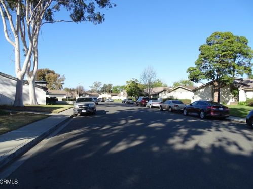 704 Holly Ave, Oxnard CA 93036-1907 exterior