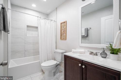 1421 Holbrook St, Washington, DC 20002-2908