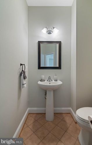 16571 Bramblewood Ln, Woodbridge VA  22191-6014 exterior