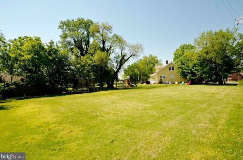 21 Loudoun St, Lovettsville VA  20180-8513 exterior