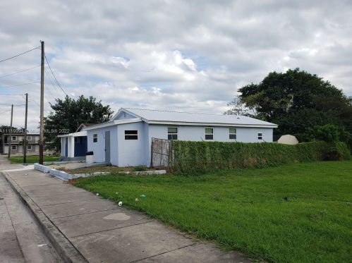 274 Adams Pl, Pahokee FL  33476-2123 exterior