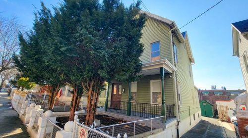 826 216th St, Bronx, NY 10467-5817