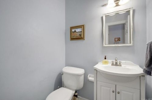 7 Menayas Ct, Washingtonville NY  10992-2032 exterior