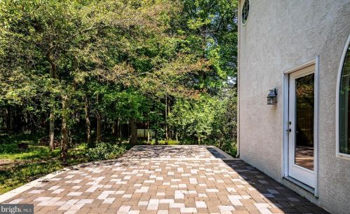 1042 Charter Oaks Dr, Lansdale PA exterior