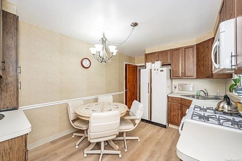 87 Daisy Farms Dr, New Rochelle NY  10804-1036 exterior
