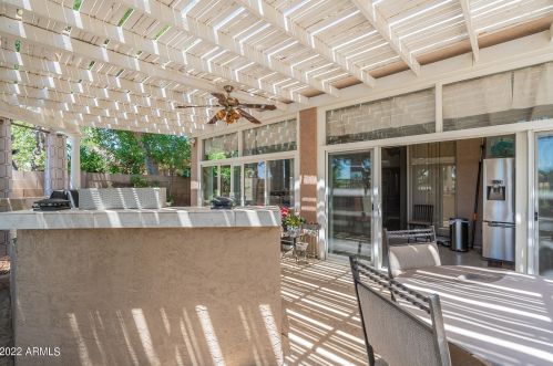 1064 Palomino Crk Dr, Gilbert AZ 85296-3727 exterior