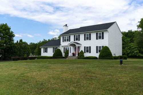 22 Patricia Dr, Pleasant Valley, NY 12569-5501