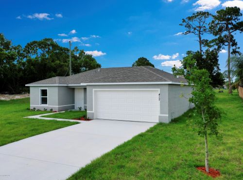 825 Gardenia St, Sebastian, FL 32958-5182