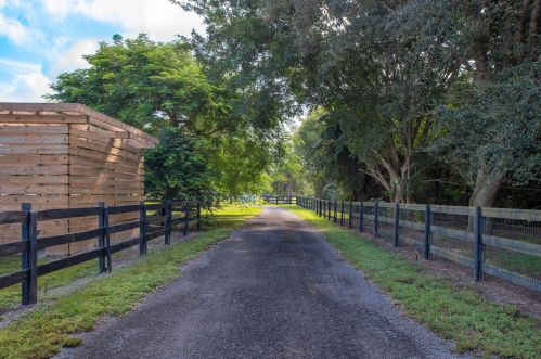 2562 Prarieview Dr, Town Of Loxahatchee Groves FL  33470-2572 exterior