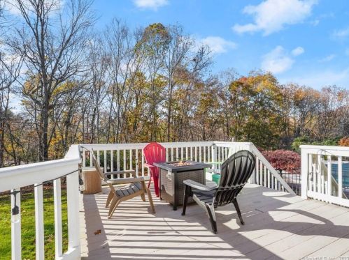 17 Roseview Ct, Bridgeport CT  06611-2078 exterior