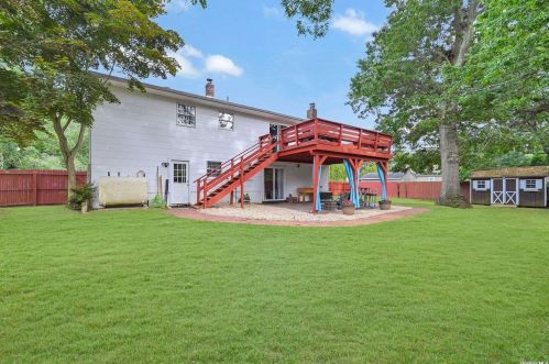 92 Tyler Ave, Scotts Beach NY  11789-2637 exterior