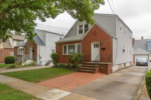 107 Emerson Ave, Floral Park, NY 11001-1220