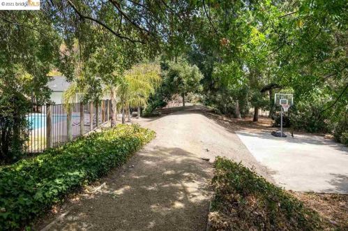 300 Suntree Ln, Concord CA  94523-5149 exterior
