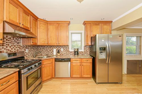 28 Chestnut St, Wheatley Heights NY  11798-3906 exterior