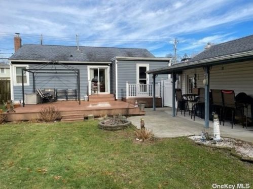 406 Old Farmingdale Rd, Babylon NY  11704-6424 exterior