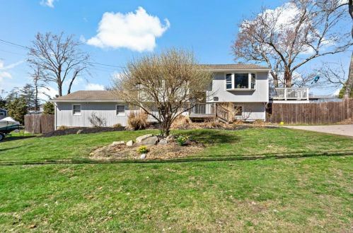 61 Mettatuxet Rd, South Kingstown, RI 02882-2744