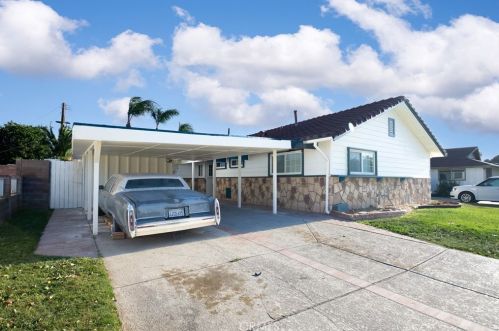 8740 Fairport Ct, Riverside, CA 92503-4018