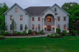 70 Old Tree Farm Ln, Bridgeport, CT 06611-1154