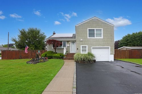 1 Young St, Babylon, NY 11704-2922