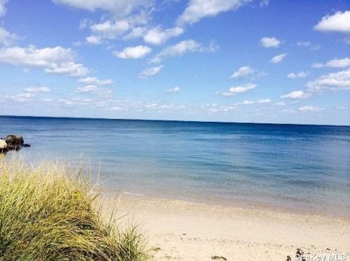64 Westbury Dr, Scotts Beach, NY 11789-1430
