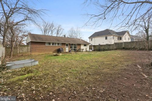 7204 Halifax Pl, Springfield VA  22150-3718 exterior