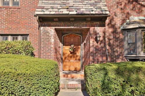 41 Glenmore Dr, New Rochelle NY  10801-3101 exterior