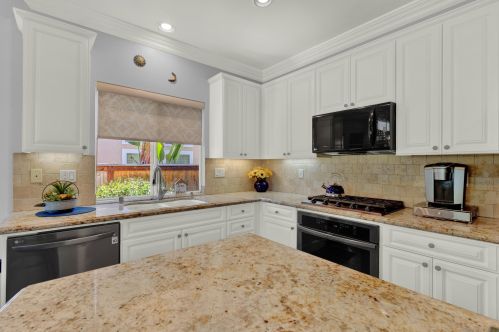 2346 Fallbrook Pl, Escondido CA  92027-6738 exterior