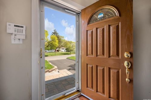 7 Newbrook Ln, Elwood NY  11731-5230 exterior