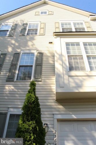 2568 Logan Wood Dr, Herndon VA  20171-4479 exterior
