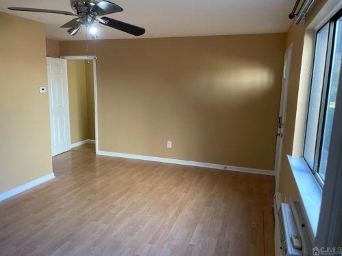 1031 Cricket Ln, Woodbridge NJ  07095-1586 exterior