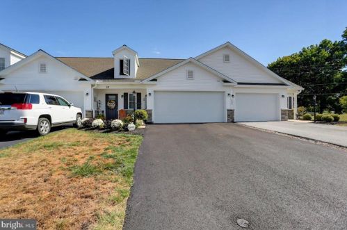12 Group Ct, Mount Holly Springs, PA 17065-8001