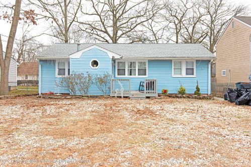 15 Roosevelt Dr, Bricktown, NJ 08724-3211