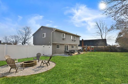 412 Greenbelt Pkwy, Holtsville NY  11742-2231 exterior