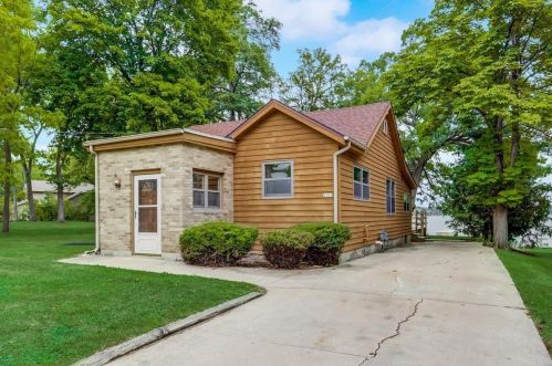 2701 Lakeshore Dr, Kansasville, WI 53139-9639